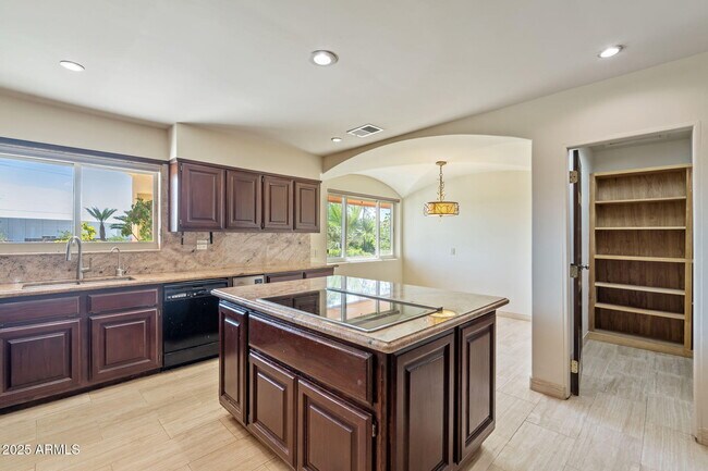 Building Photo - 5310 E Camelback Rd