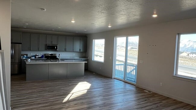 Building Photo - 2168 N Cloverleaf Wy