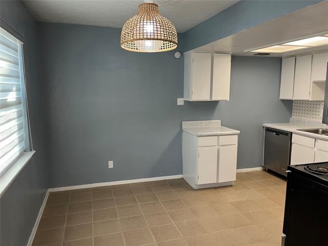 Building Photo - 902 Wandering Way Dr