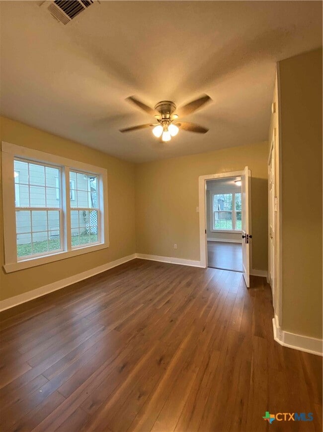 Building Photo - 904 N Main St