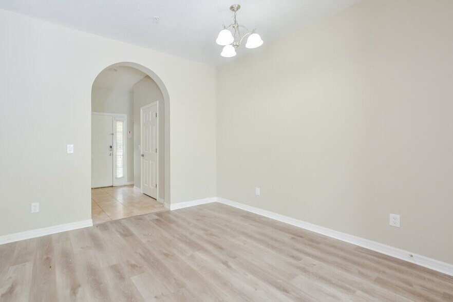 Building Photo - 567 Pinebranch Cir