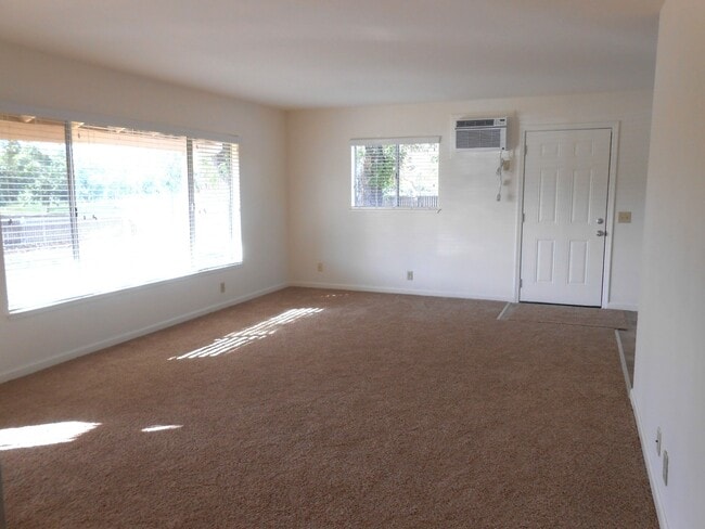 Building Photo - Cute 2 Bedroom, 1 Bathroom Home in the orchards!