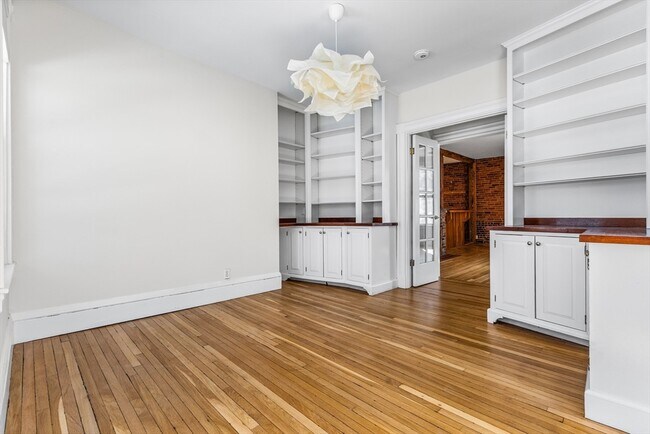 Building Photo - 5 Fairbanks St