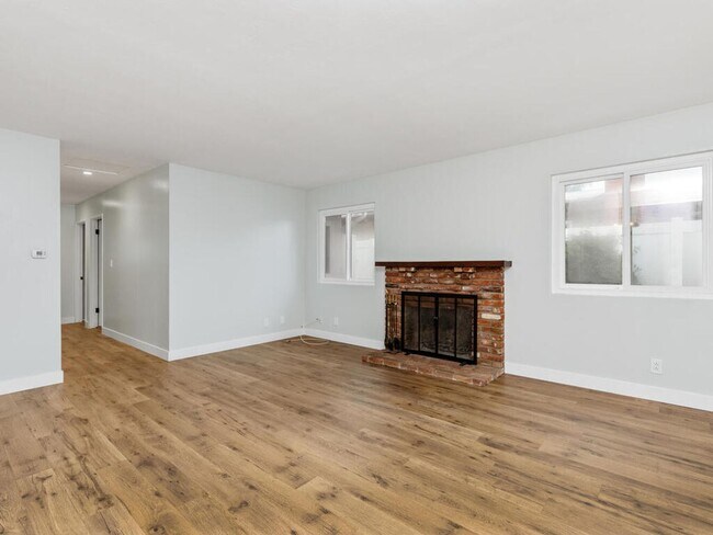 Building Photo - Oceanside Beach-Close 3BD/2BA Home with Easy Freeway Access