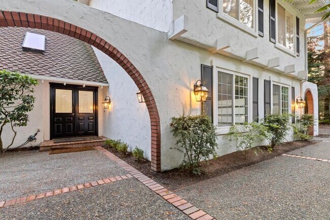 Building Photo - Stunning Private AIR CONDITIONED Dream Home in Coveted Bridal Trails