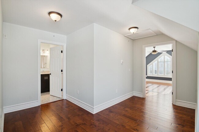 Building Photo - 934 W Huron St