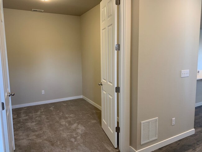Building Photo - COMING VACANT END OF JUNE -EZ life Townhom...