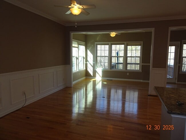 Building Photo - 4 Bedrooms, 3.5 Baths Townhouse