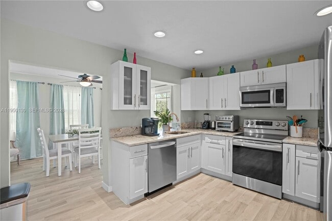 Building Photo - 142 NW 10th Ct