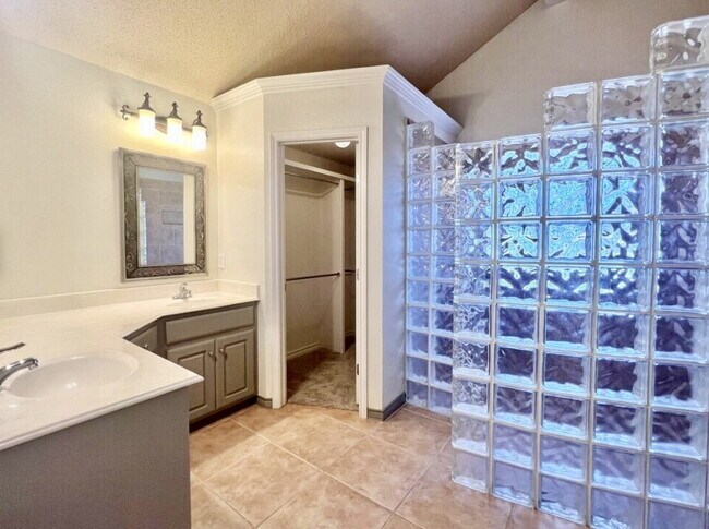 Building Photo - Beautiful 3/2/2 in Milwaukee Ridge