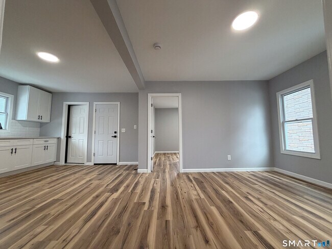 Building Photo - 228 Holly St