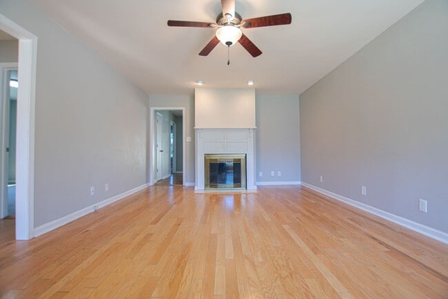 Building Photo - Updated Three Bedroom!