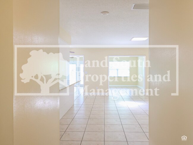 Building Photo - 631 Queens Loop N