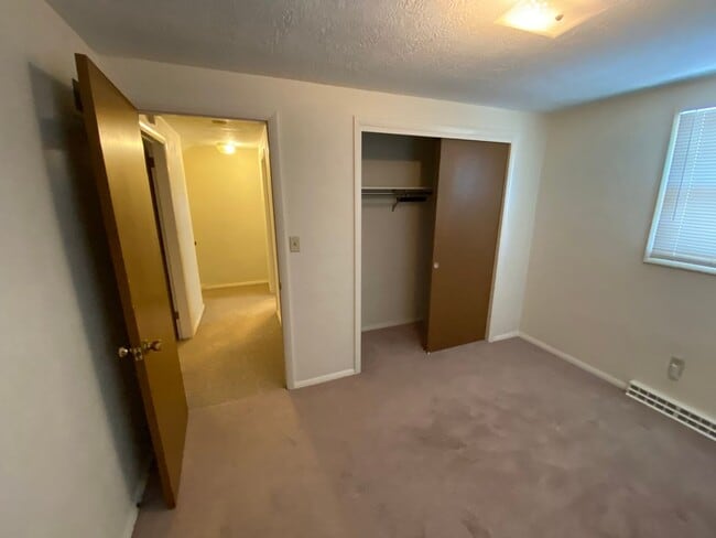 Building Photo - 135 Oak Manor Dr