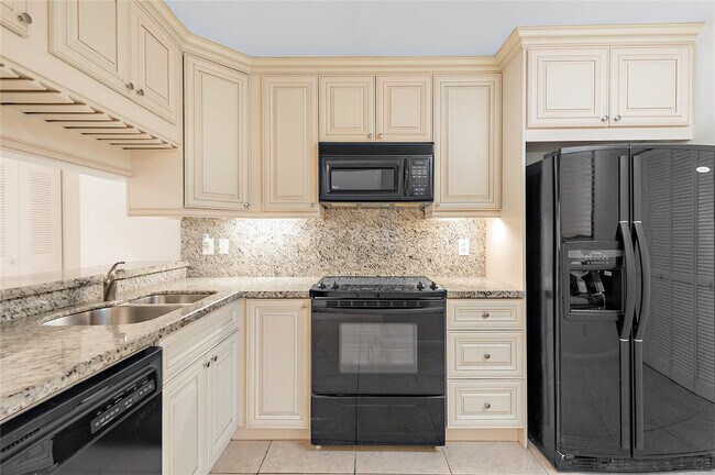 Building Photo - 7535 La Paz Blvd