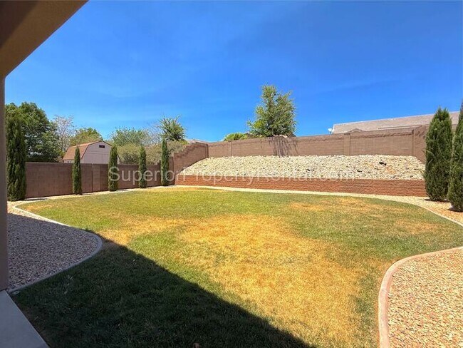 Building Photo - Darling 4 bed, 2 bath home w/2 car garage