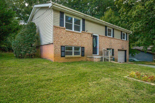 Building Photo - Spacious House in Hixson