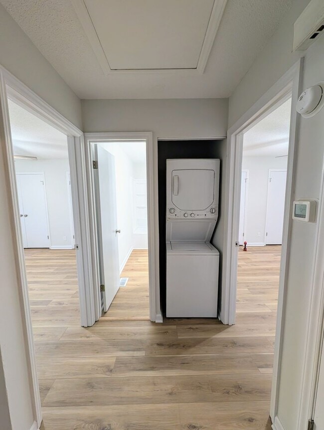 Building Photo - 34 N Circle Dr