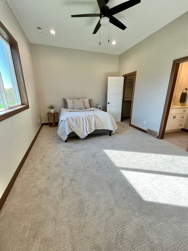 Building Photo - Stunning 5 Bed/2.5 Bath Townhome!
