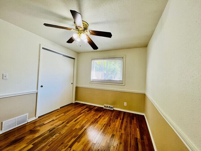 Building Photo - $0 DEPOSIT OPTION. CLASSIC CHARACTER MEETS COMFORT: 2-BED, 1-BATH IN AN INVITING TRIPLEX