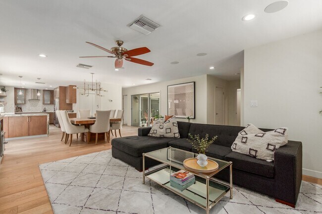 Building Photo - Spacious 2 Bed, 2 Bath Woodland Park Townhome