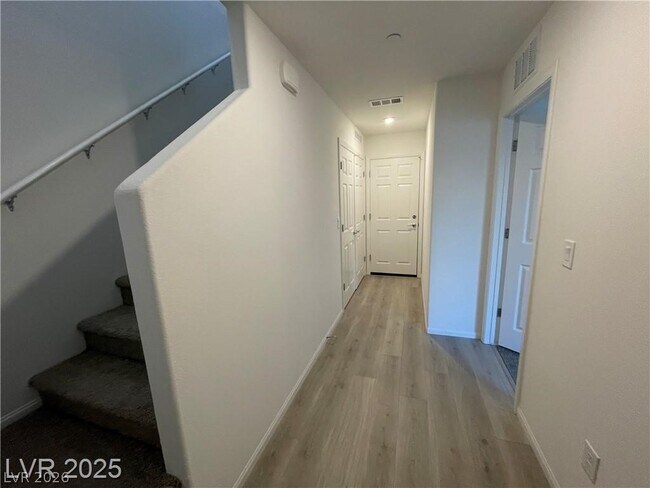 Building Photo - 645 Bellus Pl