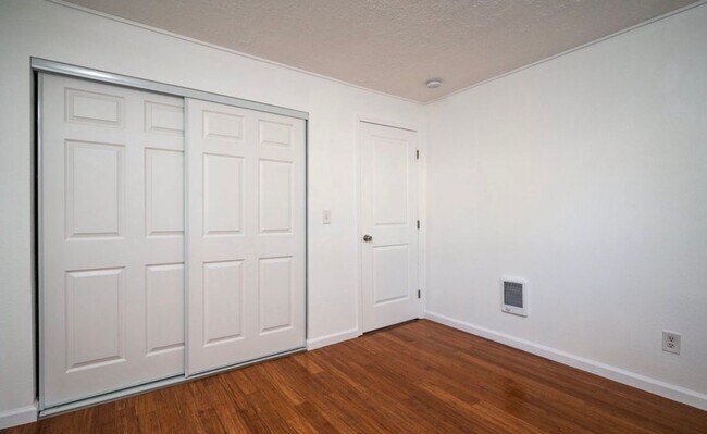 Building Photo - Beautiful 3 bd, 1 bath open kitchen/living, large yard, walk through video.