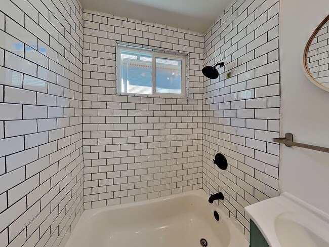 Building Photo - Gaskill Gem 4/2 with Studio ADU Included