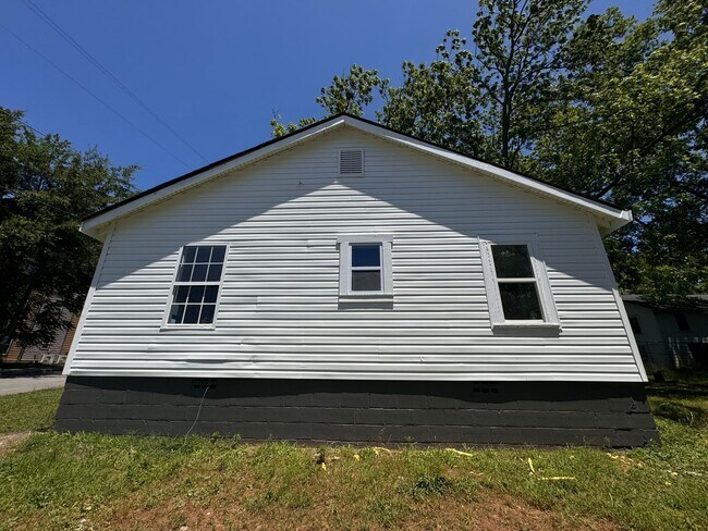 Building Photo - 1107 Myrtle St SW