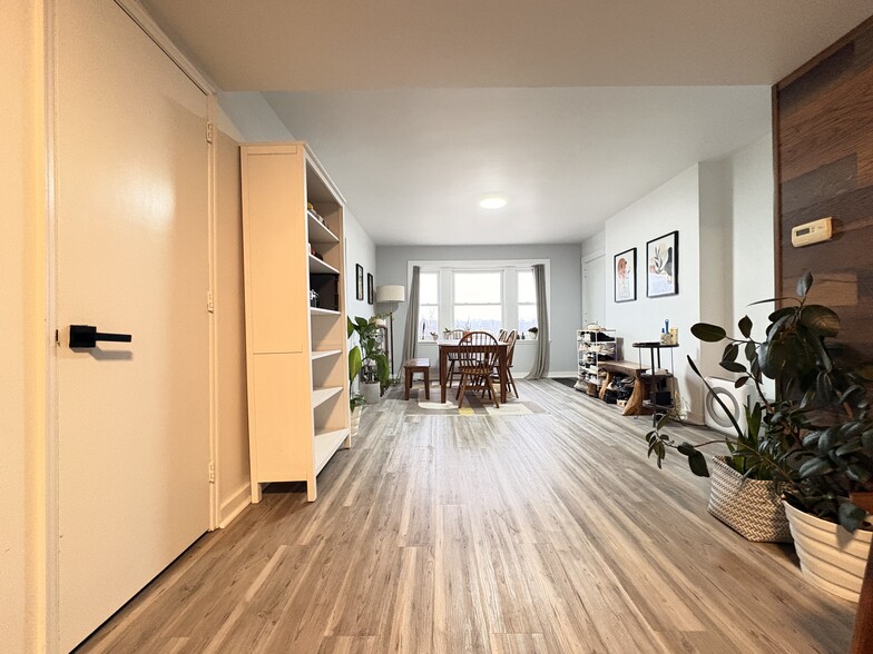 Building Photo - 5737 Hobart St