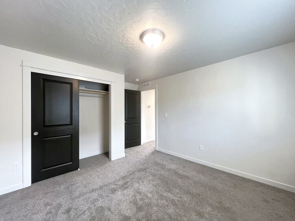 Building Photo - 3315 S Cabin Creek Way