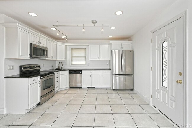 Building Photo - 33 Robin Ln