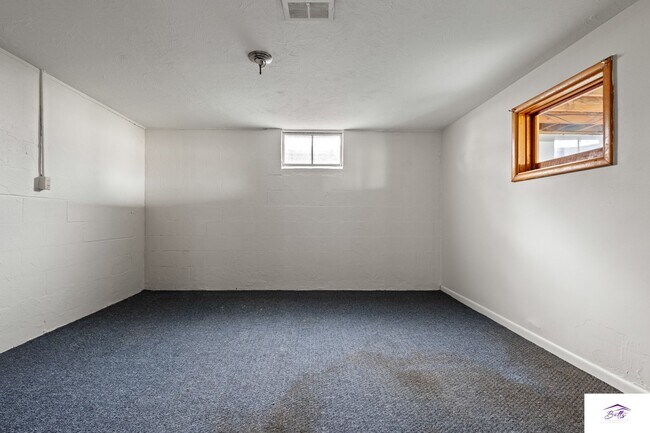 Building Photo - AVAILABLE NOW!