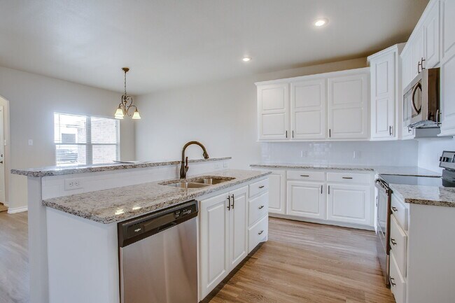 Building Photo - Beautiful Duplex with lots of Extras