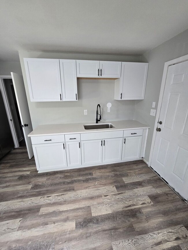 Building Photo - 3 BEDROOM SINGLE FAMILY