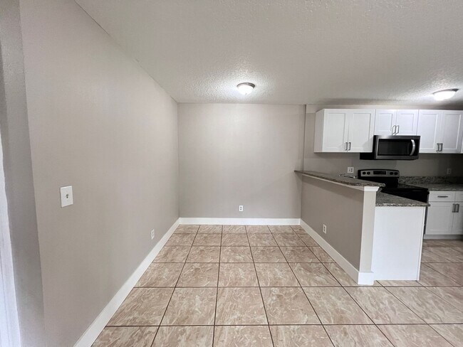 Building Photo - Great 1/1 condo in gated community!