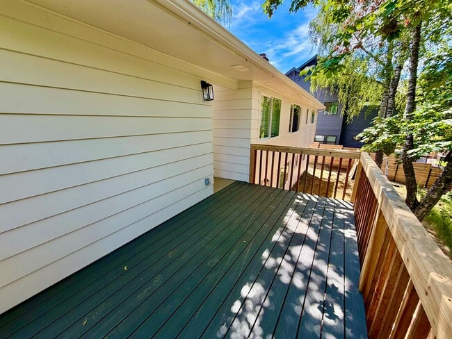 Building Photo - Freshly Remodeled 5bd/2.5bath Home w/ Daylight Basement in Heart of Multnomah Village