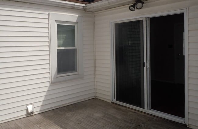 Building Photo - Three Bedroom Home w/Large Kitchen, Oversi...