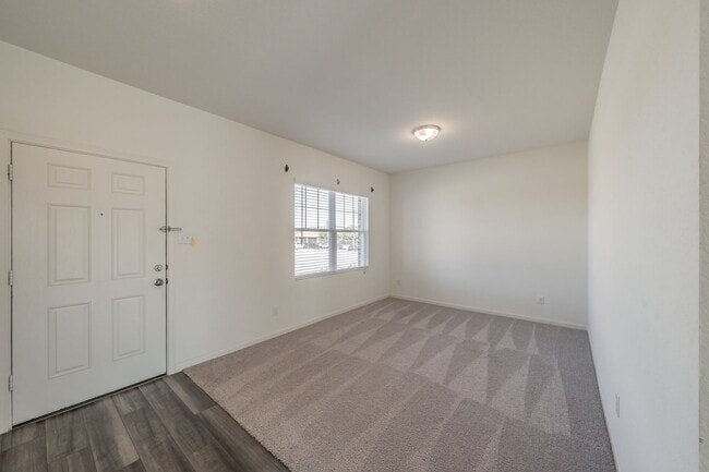 Building Photo - Like new 4 bedroom 2.5 bath in Villages of...