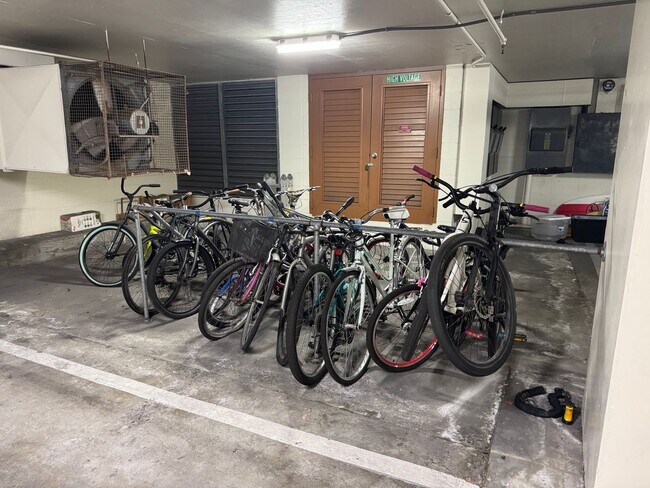 Building Photo - Large 2/2 Waikiki Condo with Parking, Lanai, A/C & W/D in unit!