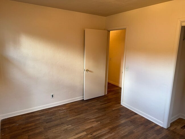 Building Photo - Updated 2 bedroom 1 bath duplex in Eugene!