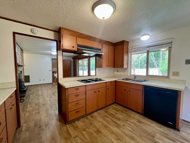 Building Photo - West Olympia Tri-Level Home