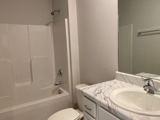 Building Photo - Four years old newer Four Bedroom in Meridianville