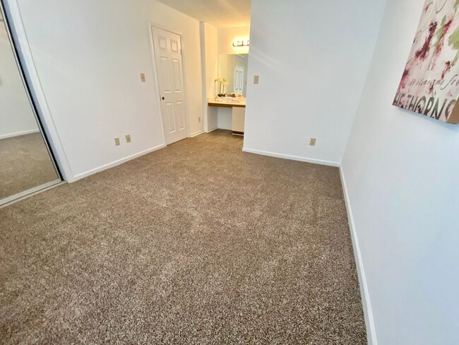 Building Photo - Updated Chimney Hill Condo Available 03-25...