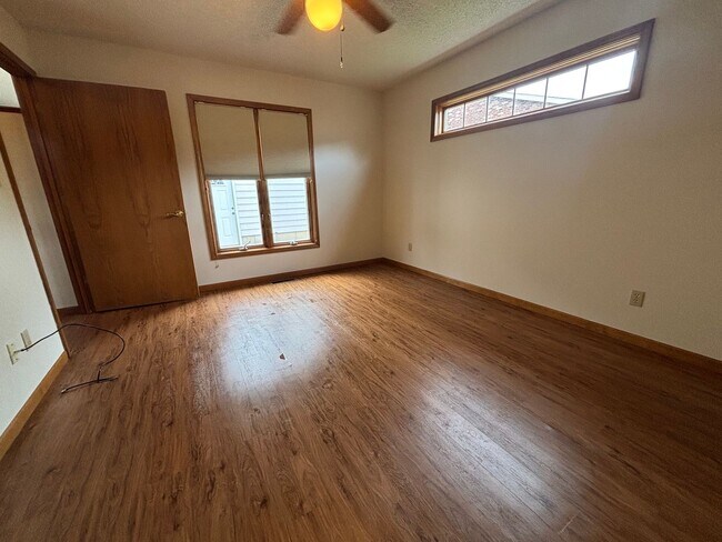 Building Photo - 3 Bedroom 2 bath