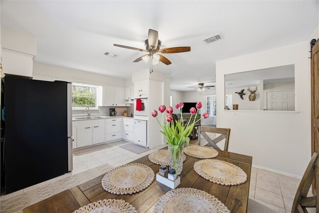 Building Photo - 10505 Champion Village Dr