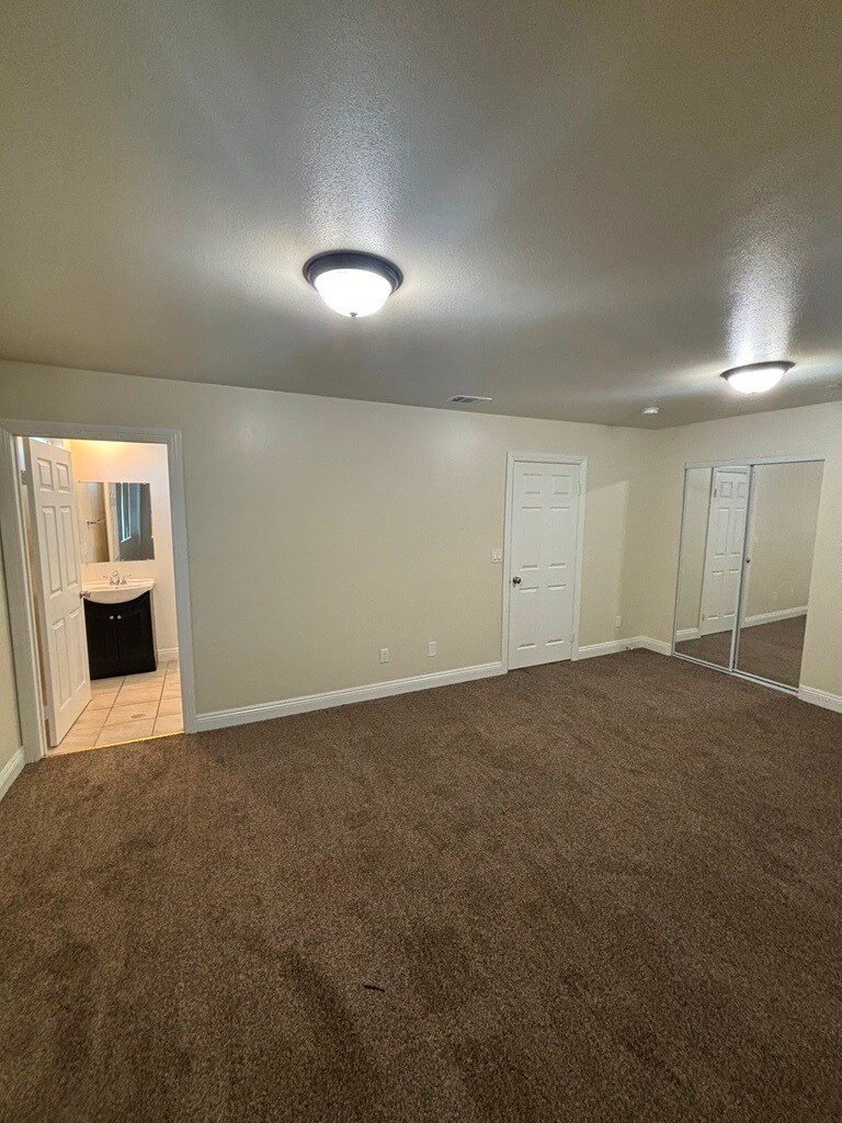 Building Photo - 155 W 77th St