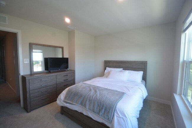 Building Photo - Beautiful and New this 4 Bedroom Townhouse