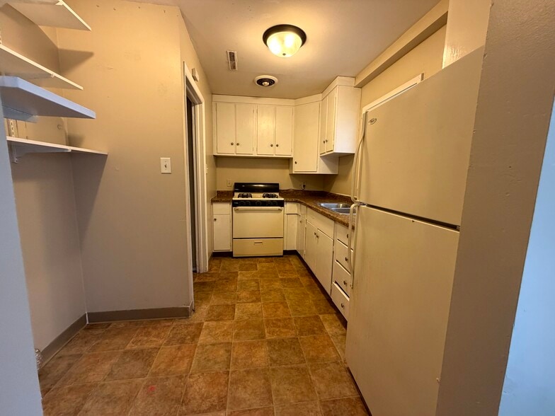 Building Photo - 2808 Hickory Rd