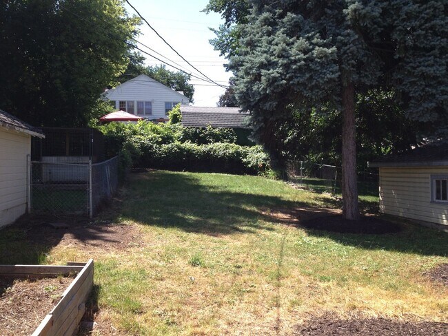 Building Photo - 3 Bedroom Morton Meadows Home for Rent - Close to Everything!